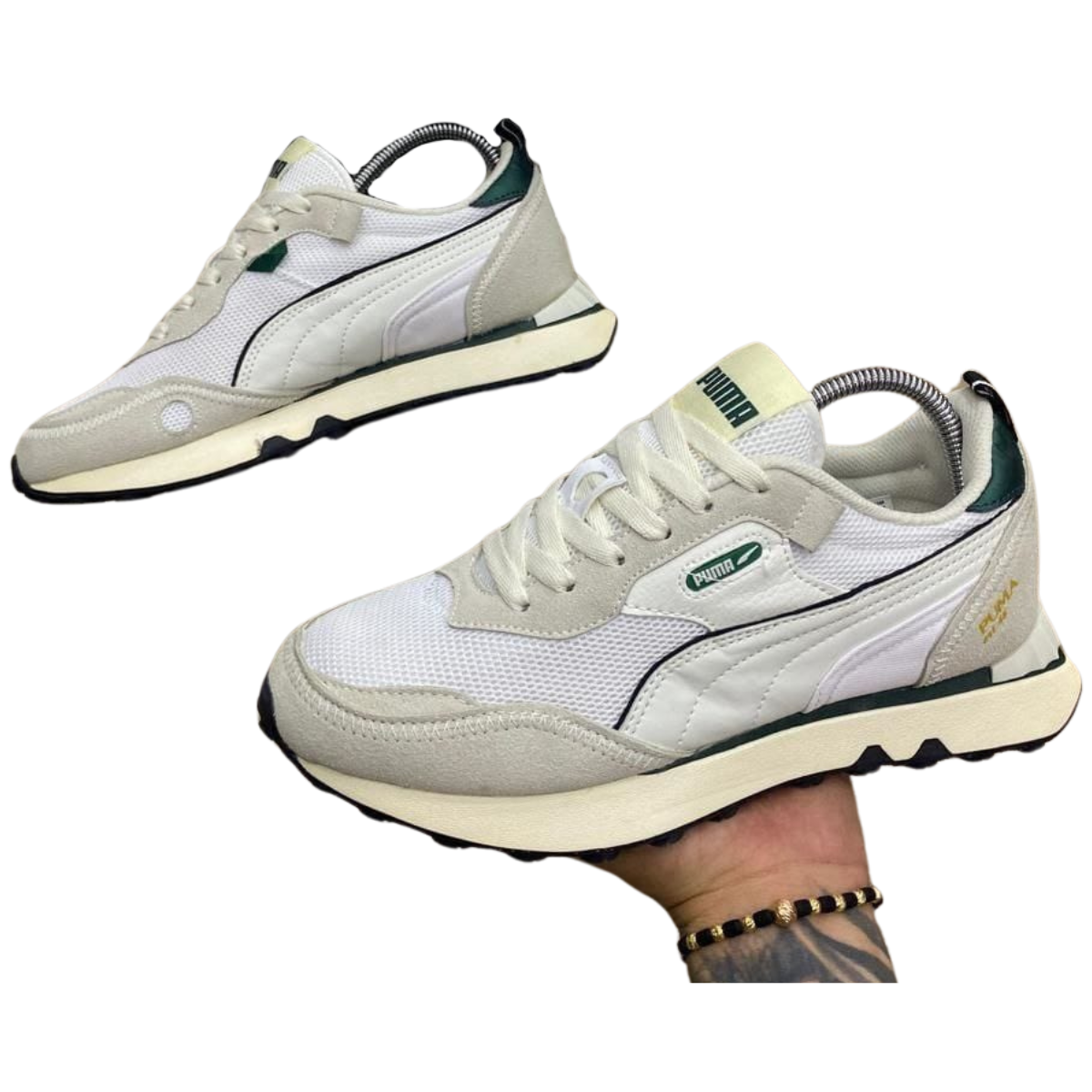 Zapatillas Puma Rider FV Future Hombre: Comodidad y Estilo para tu Día a Día Si estás buscando las ZAPATILLAS PUMA RIDER FV FUTURE HOMBRE, en Onlineshoppingcenterg tenemos justo lo que necesitas. Estas zapatillas combinan lo mejor del diseño moderno con un toque retro, ofreciendo comodidad, estilo y rendimiento para el día a día. Conoce todo lo que debes saber antes de hacer tu compra de Puma Rider FV Future Hombre y por qué son la opción ideal para completar tu look.  ¿Por Qué Comprar Zapatillas Puma Rider FV Future Hombre? Las Zapatillas Puma Rider FV Future Hombre destacan por su diseño innovador, inspirado en las clásicas zapatillas de los años 80, pero con un toque futurista y moderno. Están diseñadas para brindar el máximo confort gracias a su suela acolchada y materiales ligeros, ideales para caminar todo el día sin perder el estilo.  Estilo Retro Futurista El diseño de las Puma Rider FV Future Vintage ofrece una mezcla perfecta entre lo retro y lo moderno. Con detalles llamativos y una paleta de colores vibrantes, como las Puma Future Rider Pastel, estas zapatillas están pensadas para aquellos que quieren destacar sin sacrificar la comodidad. Las Puma Rider Hombre no solo son funcionales, sino que también son el complemento perfecto para cualquier atuendo casual o deportivo.  Características de las Puma Rider FV Future Comodidad Superior Uno de los puntos fuertes de las Puma Rider FV Future es su comodidad. Incorporan una entresuela con tecnología de amortiguación, que hace que caminar o correr sea una experiencia suave y agradable. Las Puma Future Rider Soft están diseñadas pensando en brindar soporte en cada paso, lo que las convierte en una excelente opción para actividades diarias.